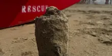 Bomba in spiaggia a Pesaro: l’ordigno è stato fatto brillare, riapre il tratto