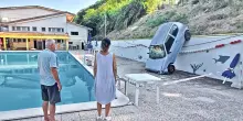 Auto scivolata a bordo piscina: era senza freno a mano. Tranciato tubo dell’acqua