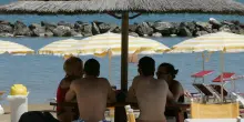 Bagnini sorvegliati. Funzionari del fisco sotto l’ombrellone. Controlli in spiaggia