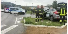 Perde il controllo dell’auto e abbatte un palo alla rotatoria di via Campanella