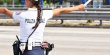 Targa truccata a mano. Supermulta a un 25enne. Arresti per documenti falsi