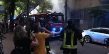 Incendio a Pesaro, il panico dei parenti in strada: “Stai lì, ora ti tirano fuori”