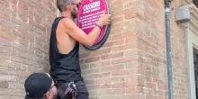 Cassero, gli attivisti: "La nostra storia cancellata". E mettono una targa rosa a Porta Saragozza
