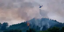 Incendio Ascoli, le fiamme sfiorano le abitazioni