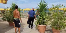 Un ladro tra gli ombrelloni e il bagnino ‘rugbista’ fa il placcaggio perfetto