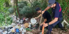 Rifiuti pericolosi vicino a un torrente, scoperta discarica