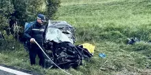 Schianto in auto contro un tir, muore a 28 anni