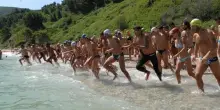 Una parata di canoe a Mezzavalle: "Ora basta concessioni balneari"