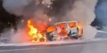 Incendio a Reggio Emilia: van da 9 posti in fiamme, illesi i passeggeri