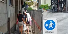 Residenti contro il cantiere: "Strada tutta occupata non si riesce più a passare"
