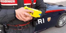 Aggredisce i carabinieri, arrestato e subito libero. Il sindacato: “Inaccettabile”