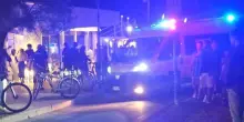 Tavoli lanciati contro i buttafuori, un ferito