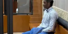 Omicidio Paganelli, Louis Dassilva alla sbarra in abito blu e papillon. I figli di Pierina: “Convinti sia il colpevole”