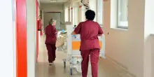 "Braccio schiacciato nella porta". Una oss sotto processo per lesioni