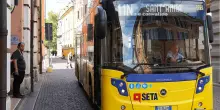 Autobus, scontro sui rincari: "No agli aumenti dei biglietti. Niente blitz come a Bologna"