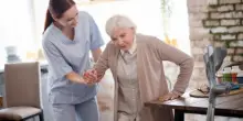 Anziani in aumento. Sempre meno badanti, famiglie in difficoltà. La cura è emergenza
