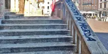 Vandali scatenati in piazza Cavour. Scritte offensive contro la polizia