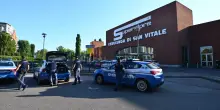 Spruzzano spray urticante, evacuato il supermercato Esselunga San Vitale