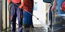 “Ritiro io l’auto per il proprietario”: ruba la macchina all’autolavaggio