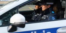 Tenta la fuga dalla finestra. Preso con mezzo chilo di droga