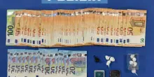 Scappa alla vista della polizia. Nella fuga perde soldi e droga