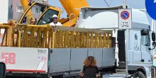 Mare: irrompe l’autogru: "Assurdo, strada chiusa. Così non fanno arrivare la gente in spiaggia"