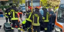 L’auto si sfrena e la travolge. Donna incastrata sotto una ruota