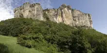 Bianello, un castello nei desideri. Fioriscono le attività collaterali: "Boom tra food, natura e cammini"