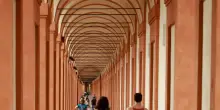 Scritte sessiste con nomi e cognomi sui muri del portico patrimonio Unesco