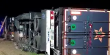 Brescello, camion si ribalta dopo una sbandata