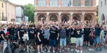 Il calcio nel caos. I tifosi scendono in piazza tra cori e striscioni: "Rispetto per Rimini"