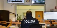 Violentata dal fidanzato. Costretta a girare film porno da vendere online ai "nonnini"