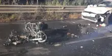 Novellara, scooter prende fuoco dopo schianto con auto