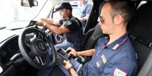 Blocca la strada e poi fugge. Inseguito e fermato con il taser