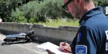 Schianto tra auto e moto all’incrocio: grave centauro 74enne