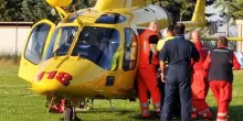 Bomba carta gli esplode in mano, grave un 30enne