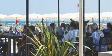 Bimbo respinto al ristorante. Tra gestore e papà finisce con una stretta di mano