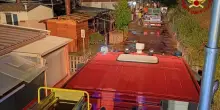 Notte di fuoco e paura. Cortocircuito nella casa mobile. Evacuati i vicini