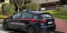 Botte alla compagna, poi prende a calci un carabiniere
