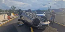 Auto si ribalta in tangenziale a Bologna: traffico bloccato