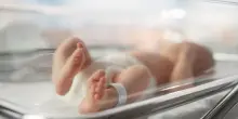 Abbandona il figlioletto malnutrito in ospedale e scappa: arrestata 26enne
