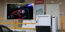 Ladri in fuga con la cassaforte: inseguiti, lasciano auto e bottino sui binari