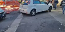 Caos cantieri del tram in via Corticella, auto e scooter sul marciapiede con i pedoni: “Un delirio, troppo pericoloso”