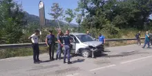 Lo schianto dopo l’inseguimento. Sospettati di furti e truffe ad anziani. Feriti nell’incidente e denunciati