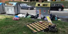 Parco lasciato nel degrado. Cumuli di rifiuti per terra e panchine fatte a pezzi