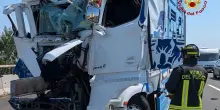 Incidente in A14 a Faenza: tre camion coinvolti, un conducente estratto dai pompieri
