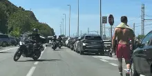 Zona mare subito in tilt. Incubo sosta selvaggia. Scattano le prime multe. E la navetta non arriva