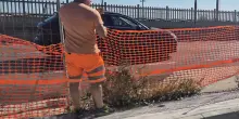 Posti auto nell’ex distributore. In attesa delle ricariche elettriche