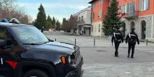Colpisce la sua ex a bottigliate in testa