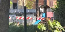 "Cortile quasi inaccessibile ai bimbi". Protesta alla materna di via Filzi